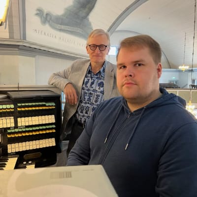 Takana Lapuan urkufestivaaliyhdistyksen puheenjohtaja Asko Peltola ja etualalla urkufestivaalin taiteellinen johtaja Jimi Järvinen.