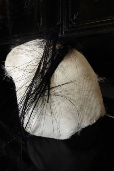 en vitt hatt gjort av svanfjädrar