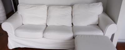 En vit soffa.