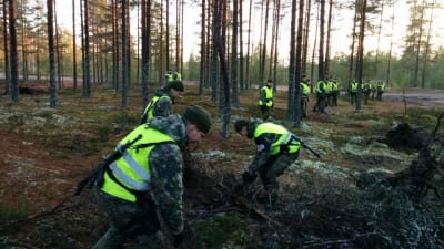 Militärpoliser letar efter ett försvunnet stormgevär vid Björneborgs brigad.