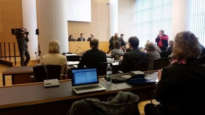 Rättegång mot de åtalade vårdarna i Eerikafallt