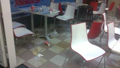 ostädade restaurangbord på Hesburger