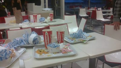 ostädade restaurangbord på Hesburger