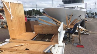 Lyxyacht rammade biljettkiosk.