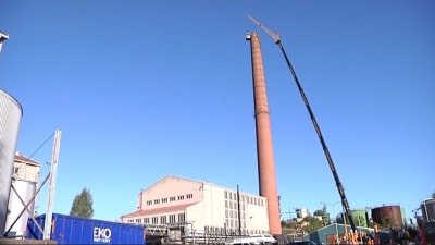 Arbetare i kran nedmonterar sockerfabrikens skorsten i Nådendal.