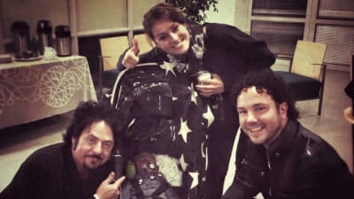 Steve Lukather ser på Sofie och Jimmy Westerlunds nyfödda i en barnvagn