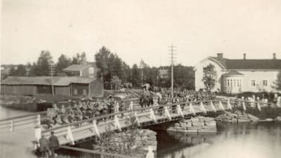 Kronoby skyddskår marscherar på 1920-talet