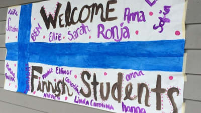 En finlandsflagga med texten "welcome Finnish students".