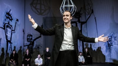 En scen ur Richard iii på Dramaten 2014