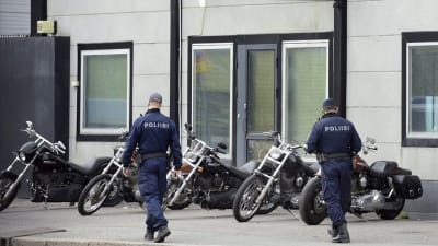 Polisoperation mot mc-gänget Bandidos lokaler i Byholmen i Helsingfors den 12 maj 2015.