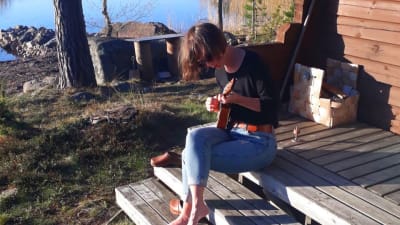 Lena Frölander-Ulf spelar ukulele.