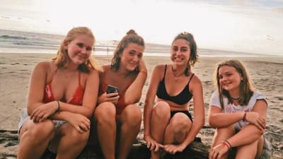 utbytesstuderande på strand i Costa rica