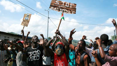 Protester mot Burundis president i Bujumbura.