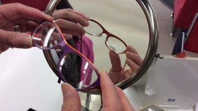 Glasögon hos optikern