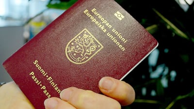 Vinrött finländskt pass med guldtext.