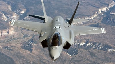Brittisk-amerikanska F-35A har nämnts som ett alternativ när försvaret ska införskaffa nya stridsplan. Ett stridsplan beräknas kosta cirka 180 miljoner.