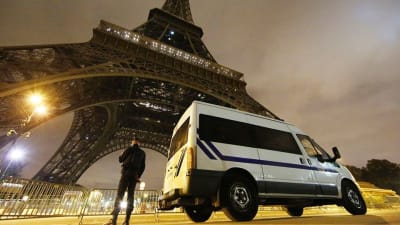 Eiffeltornets ljus är släckta och poliser står i vakt efter terrorattackerna i Paris.