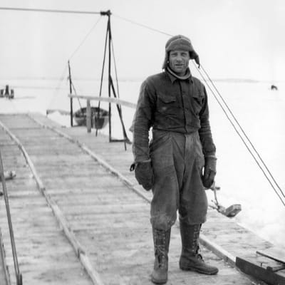 En skärgårdsbo vaktar isränna på 1950-talet. 