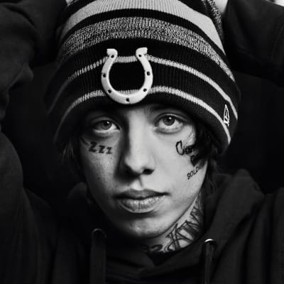 Räppäri Lil Xan katsoo kameraan mustavalkoisessa lähikuvassa.