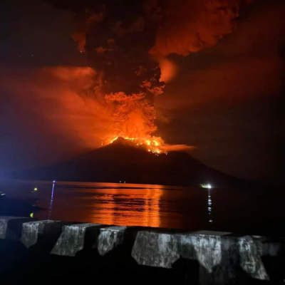 Vulkanen Ruang i Indonesien har spytt rök och lava i flera dagar. Bilden är tagen den 17 april 2024.