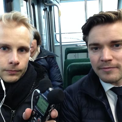 Johan och Dimitri åker spårvagn och pratar svenska