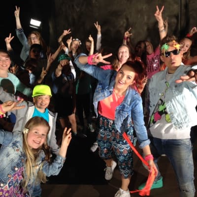 Från bandningen av musikvideon av MGP 2015 tillsammans med finalisterna,  dansarna och Anna-Karin och Jontti.