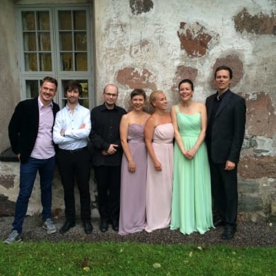 Artistgardet under Musik vid havet 2016, fr.v.: Isaac Rodriguez, Tomas Nuñez-Garcés, Kiril Kozlovsky, Anna Rajamäki, Maija Linkola, Nonna Knuuttila och Topi Lehtipuu