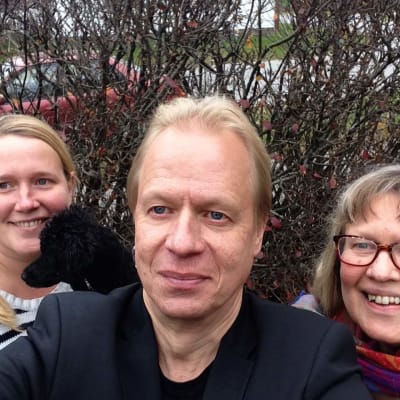 Syskonen Sandström och Eva-MAria Björk i en selfie vid en häck