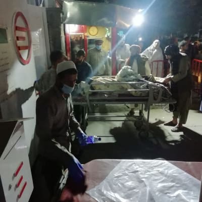 Skadade människor tas omhand utanför ett sjukhus i Kabul.