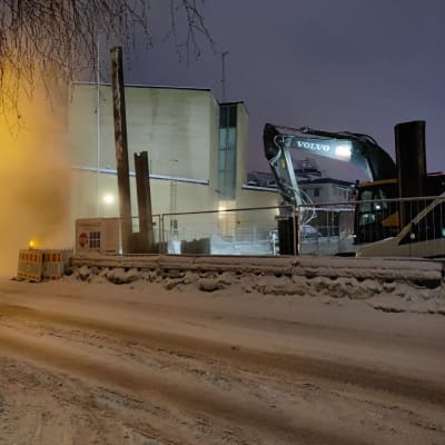 Kaukolämpövuodon aiheuttamaa sakeaa höyryä Kuopion Vuorikadulla.