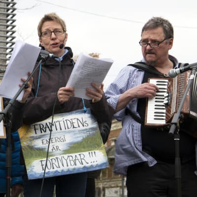 Demonstration mot kärnkraften i Umeå centrum, kvinna sjunger, man spelar dragspel