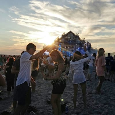 Weekend Baltic - festivaalin pääesiintyjä lauantaina on David Guetta. Ihmisiä rannalla tanssimassa.