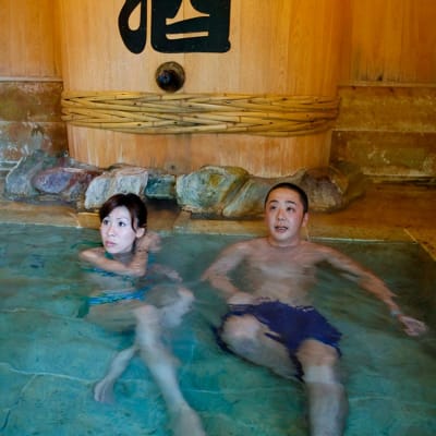 Japanilainen pariskunta kylpemässä Hakonessa.