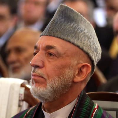 Hamid Karzai lähikuvassa.