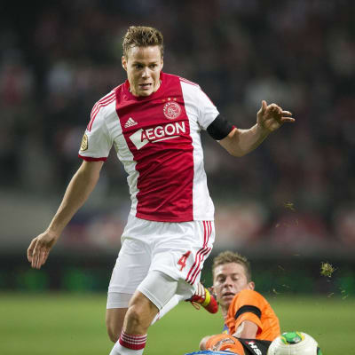Ajaxin Niklas Moisander kuljettaa palloa.