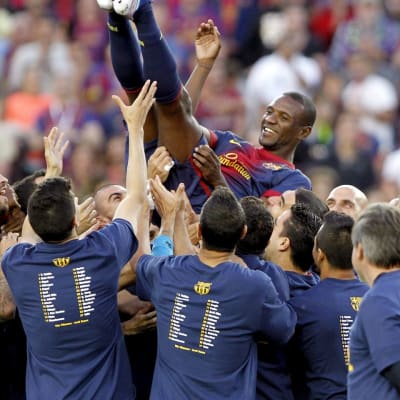 Barcelonan pelaajat kannattelevat Éric Abidalia tämän jäähyväisottelussa.
