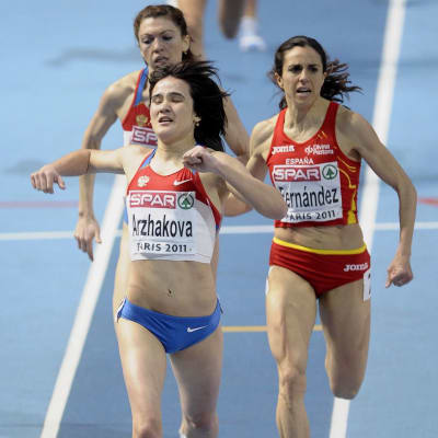 Jelena Arzhakova saapuu maaliin