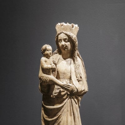 Keskiaikainen veistos Mariasta Jeesus-lapsi sylissään.