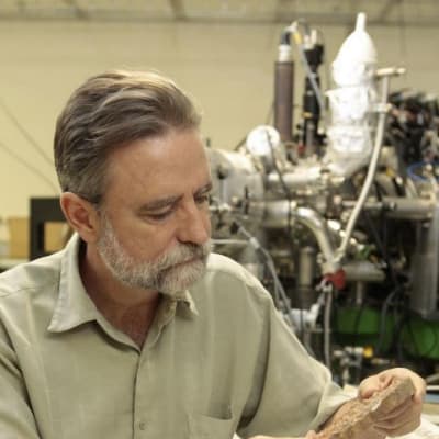 Mark Harrison tutkii laboratoriossa magmalohkareita.
