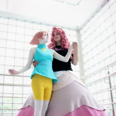 Cosplay-harrastaja Sofia Flink pukeutuneena Steven Universe -sarjan Rose-hahmoksi.