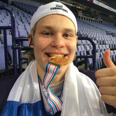 Kasper Björkqvist smakar på guldmedaljen.