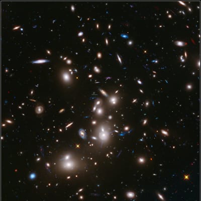 Hubble-teleskoopin pitkällä valotusajalla ottama kuva Abell 2744 -galaksijoukosta.
