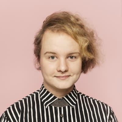 Porträtt av Panda Eriksson med rågblont hår och randig skjorta.