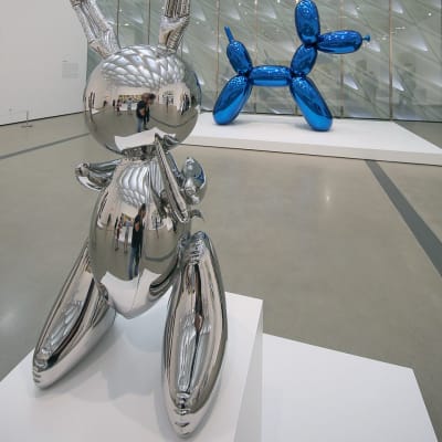 Jeff Koonsin teoksia The Broad -mueson näyttelyssä.