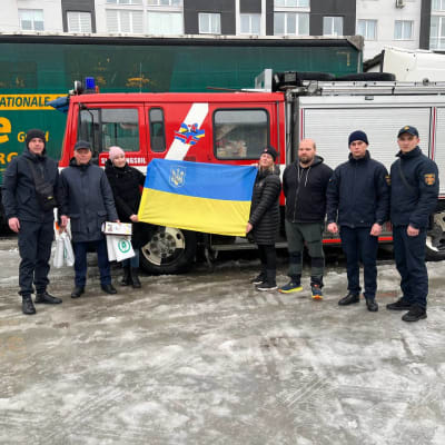 Kristian Ekström och gruppen Ukrainax ger över brandbilen från Åland till Ukrainas räddningsverk i Lviv.