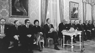 Martti Miettunens regering håller presskonferens år 1975 i Smolna.