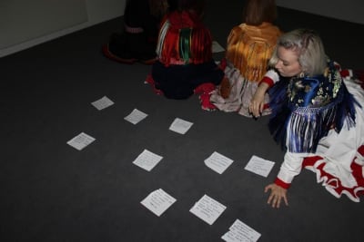 Protester på Kiasma mot Jenni Hiltunens videoverk "Grind".