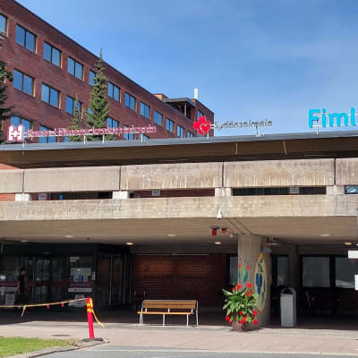 Kanta-Hämeen keskussairaalan pääsisäänkäynti.