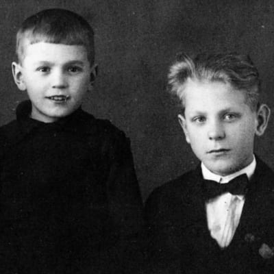 Viipurilaisen kanttori Oskari Tillin lapset Tellervo, Kalevi ja Olavi vuonna 1928.