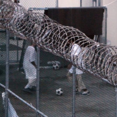 Fångar i Guantánamo Bay spelar fotboll.